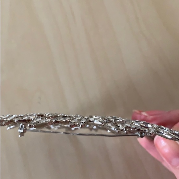 Unique Crystal Rhinestone Brooch - Picture 5 of 7